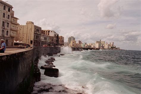 Here S Havana S Famous Malec N The Five Mile Long Sea Wall That