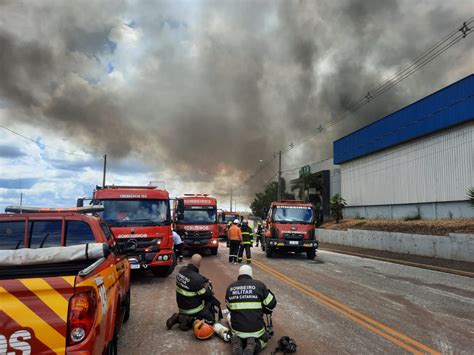 VÍDEOS Posto de comando é montado para combater incêndio tóxico em Xanxerê