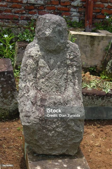 relic statues   courtyard   temple stock photo