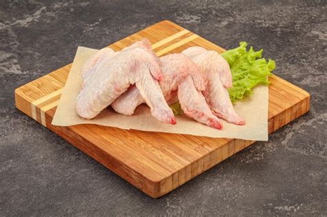 Alitas De Pollo Crudas Listas Para Cocinar Foto Premium