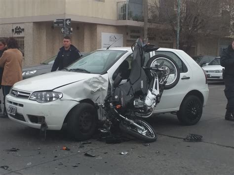 Impactante Choque Una Moto Se Incrust Contra Un Auto Canal Verte