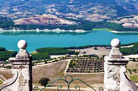 Celenza Valfortore Il Lago Di Occhito E L Area Boschiva Che Lo