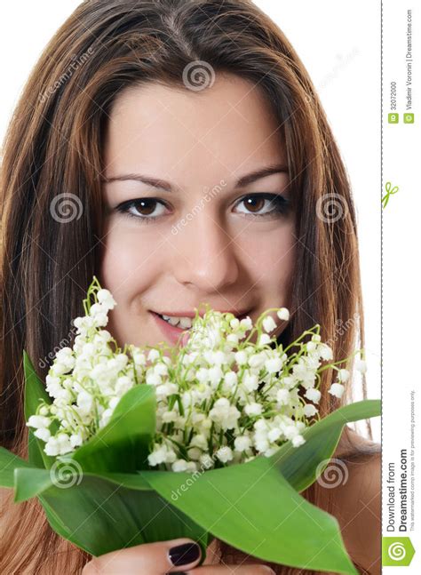 La Mujer Hermosa Sostiene Una Flor De Un Lirio De Los Valles Foto De