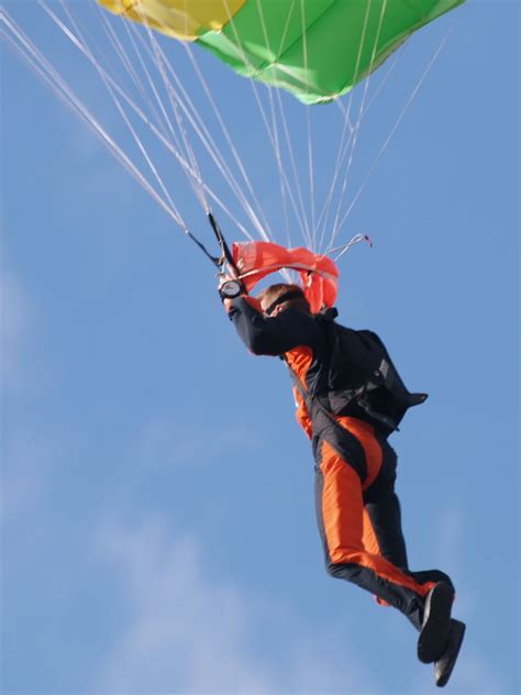 Loag Flugplatzfest Krems Langenlois Tag Fallschirmspringer