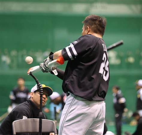 【ソフトバンク】山川穂高が即席サイン会 バットプレゼントも 「応援してます」の声飛び交う プロ野球写真ニュース 日刊スポーツ