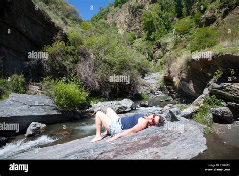 Mujer Tomando Sol En Las Rocas Por Los R Pidos En El Cauce Del R O