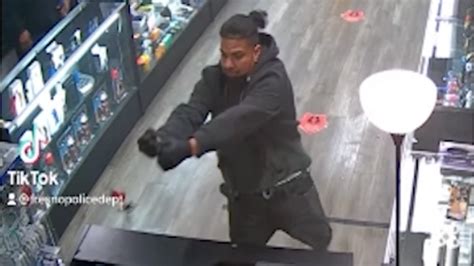 Video Armed Suspects Try To Shoot Their Way Out During A Smoke Shop