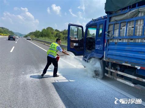 现场｜货车行驶中轮胎起火，司机浑然不知，云浮高速交警紧急救援！