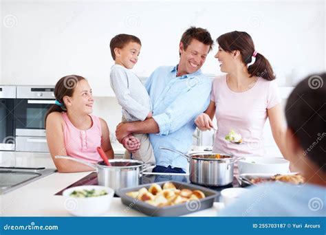 Unión En La Cocina Una Familia Feliz Cocinando Una Gran Comida