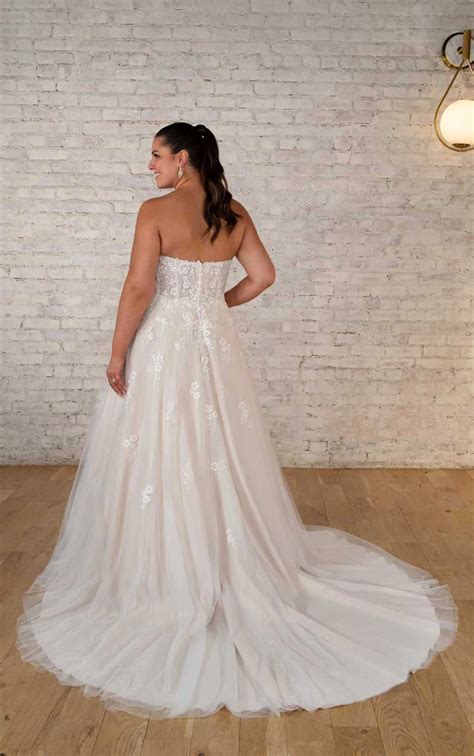 Romantic Plus Size Strapless Wedding Dress With Floral Lace