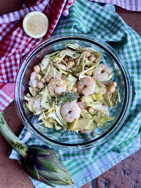 L insalata di carciofi crudi finocchi arancia e olive è un contorno