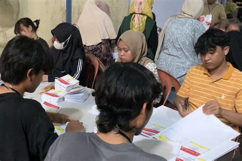 Hari Pertama Penyortiran Di Bekasi 341 Surat Suara DPR RI Ditemukan Rusak