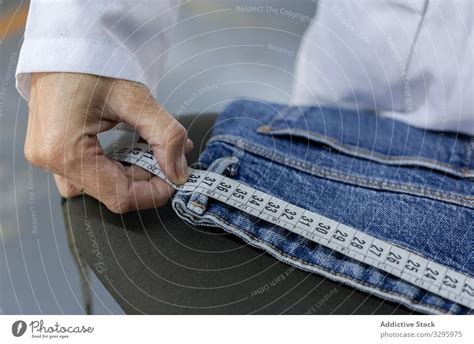 Frau Arbeitet In Einer Druckerei Ein Lizenzfreies Stock Foto Von