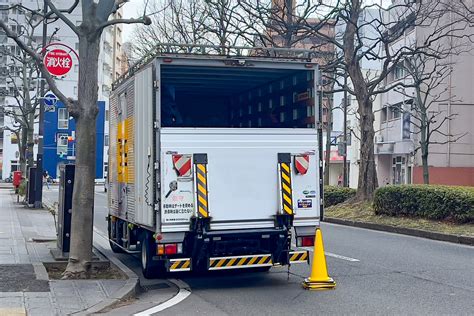 路上に止まっている引っ越し業者のトラックは道路交通法に抵触していないのか？ 自動車情報・ニュース Web Cartop