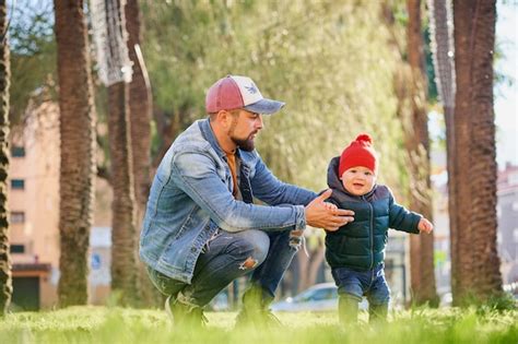 Feliz Joven Padre Caminando Con Su Peque O Hijo Foto Premium