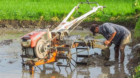 Traktor Sawah Membajak Menggunakan Singkal Paling Kiri YouTube