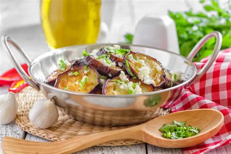 Aubergines à l ail et au parmesan au four Un plat délicieux et savoureux