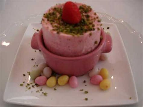 Soufflé Glacé à La Fraise Et Aux Pistaches De La Table De Jeanne Et Ses