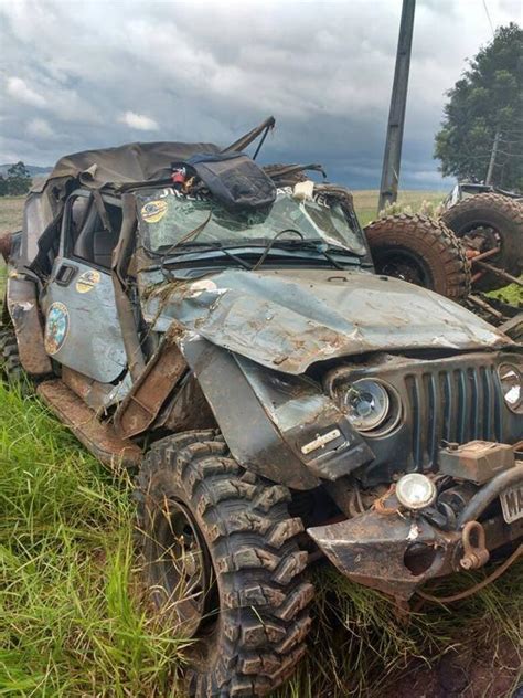 Carreta Que Transportava Jipeiros Tomba E Destroi Ve Culos Jornal