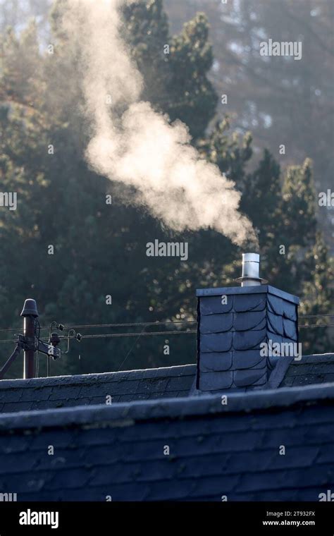 Ein Qualmender Dampfender Schornstein Auf Einem Haus In Siegen