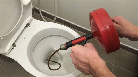 Comment utiliser le furet de plomberie pour déboucher les toilettes