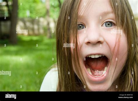 Petite Fille La Bouche Ouverte Banque De Photographies Et Dimages à