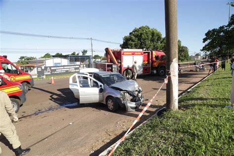 Pneu Estoura Motorista Perde O Controle E Carro Bate Em Poste