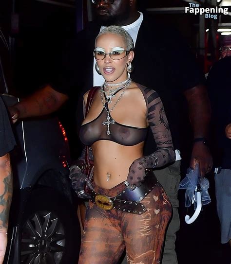 Doja Cat Flashes Her Nude Tits While Partying At Fashion Week In New