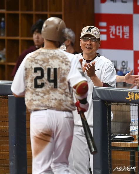 홍원기 감독 ‘첫 홈런 축하해 포토 ｜스포츠동아