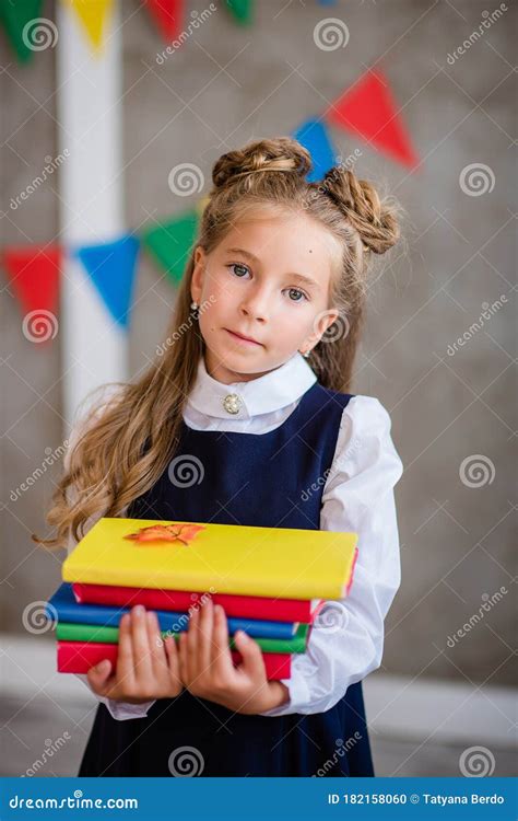 Petite Fille En Uniforme Scolaire Est Assis Avec Un Globe Photo Stock