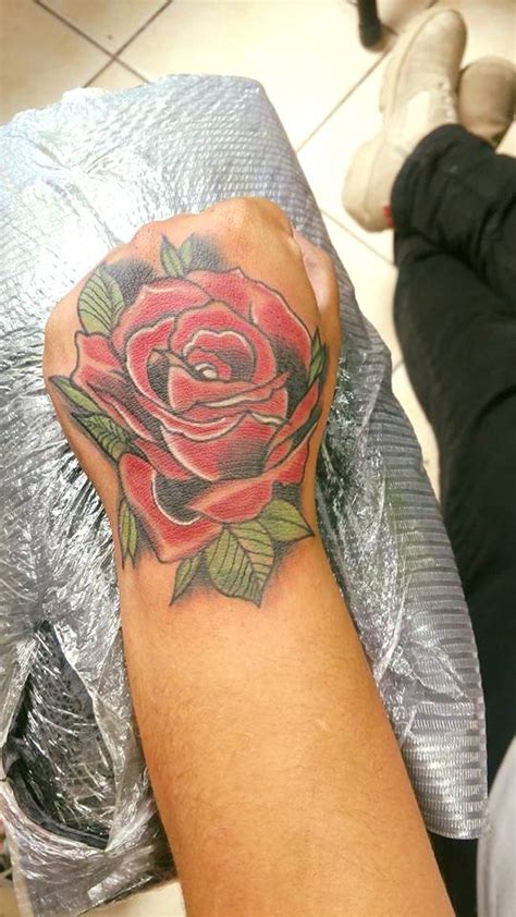 Tatuaje Del Artista Mexicano Omar Mendoza Rosa Neo Tradicional