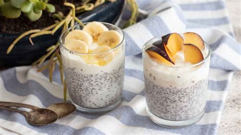 Pudding De Yaourt Aux Graines De Chia Et Aux Fruits Servi Dans Des