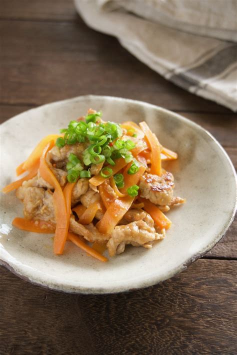 豚肉と人参の味噌バター炒め＊子どもも食べやすいおかず こどものうちから伝えたい 心と体をつくる 食育と料理〜一緒に食べたい行事食と季節を