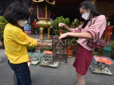 Ritual Melepas Burung Saat Imlek Antara Foto