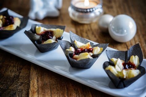 Mini Blätterteig Muffins mit Camembert und Preiselbeeren Blechrein