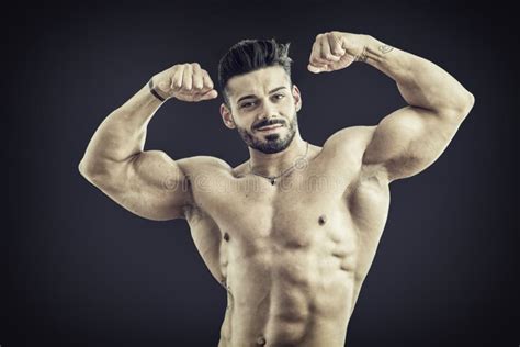 Pose De Biceps Dun Jeune Homme Dans Le Gymnase Image Stock Image Du