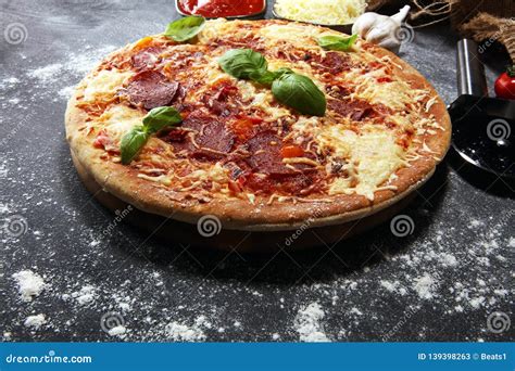 Italiaanse Pizza Met Salami Pepperoni Met Gesmolten Kaas Rode