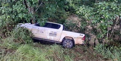 Motorista Perde O Controle De Caminhonete Oficial Cai Em Ribanceira Na