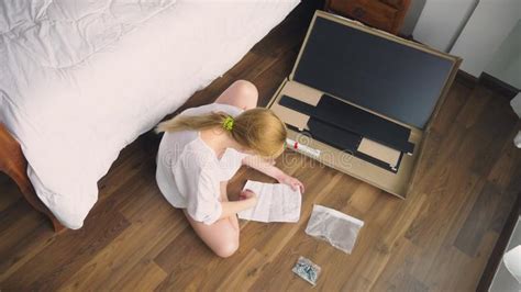 Los Muebles De Junta En Casa Un Ama De Casa Montan Un Escritorio Del