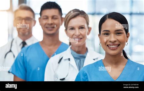 Gruppe Von Medizinischem Personal Im Krankenhaus Fotos Und