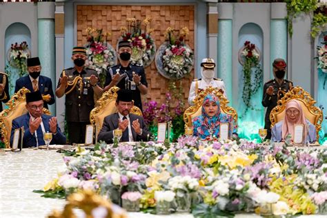 MAJLIS SANTAPAN RASMI OLEH KEBAWAH DULI YANG MAHA MULIA PADUKA SERI