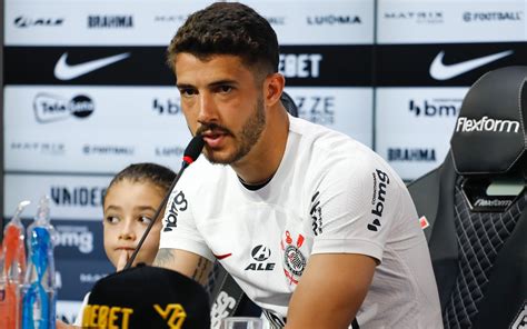 Gustavo Henrique é Apresentado No Corinthians Elogia António De