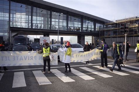 Kaos ved Københavns lufthavn demonstranter spærrer trafikken ONP dk