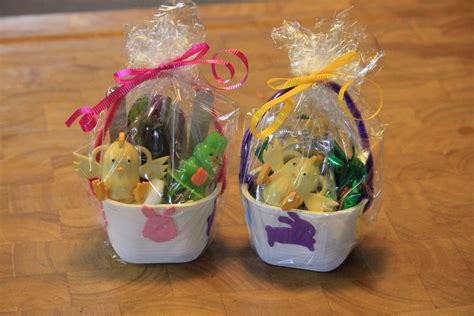 Crafted Miniature Easter Baskets With Pringles Containers And Dollar