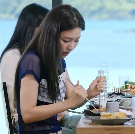 Seulgi Eating Rseulgi