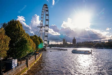 Premium Photo | View of the london eye at sunset london eye