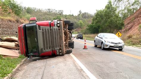 Carreta Tomba Depois De Motorista Tentar Fazer Curva Na BR 101 Em