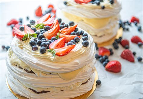 Tort Pavlova cu cu mousse de lămâie cremă de mascarpone frișcă și