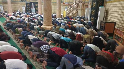 Umat Muslim Di Medan Padati Masjid Raya Al Mashun Tunaikan Salat