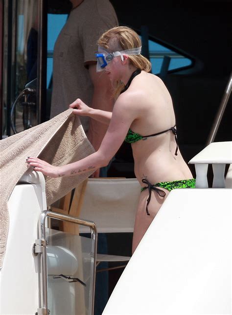 Avril Lavigne In Green Bikini On Scuba Diving In Mexico Hawtcelebs